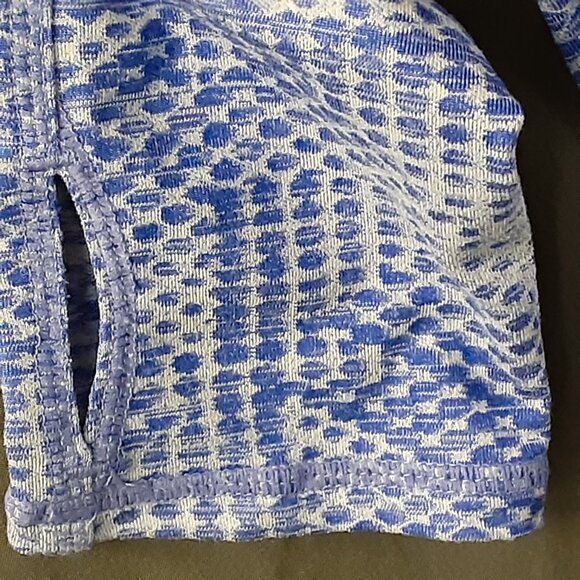 Kirkland Signature Woman's Athletic Top Size SMALL, Long Sleeve, Thumbholes, Zip - Picture 7 of 8